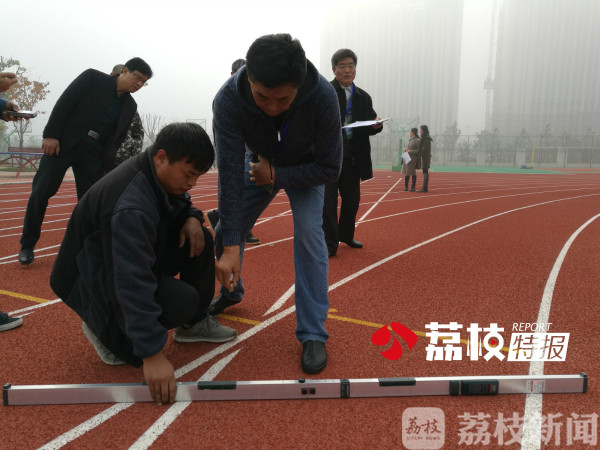 emc易倍体育官方入口江苏第一条新国标塑胶跑道竣工验收
